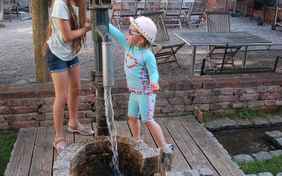 Die Wasserspielanlage am großen Außensitzplatz